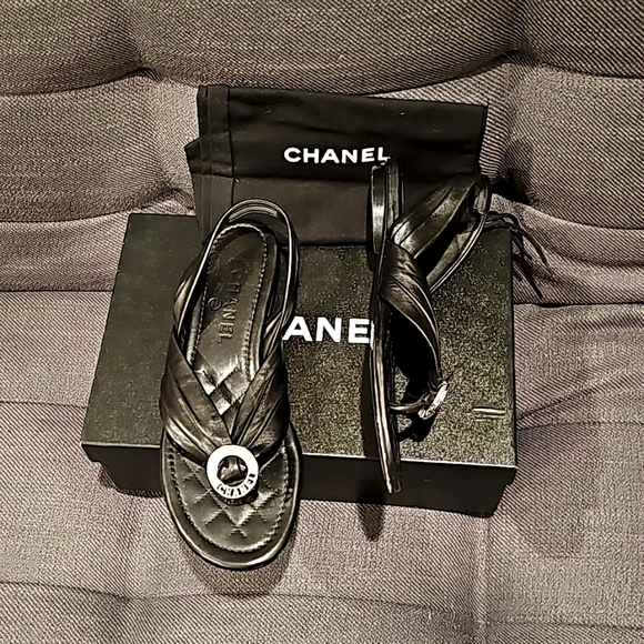 シャネル　ミュール　38 Chanel White/Black Canvas And Leather CC Pearl Heel Pointed
